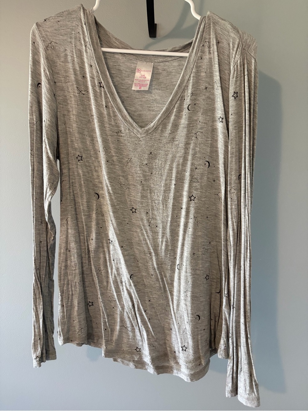 Women’s Gray V-Neck Long Sleeve Top with Star & Moon Print